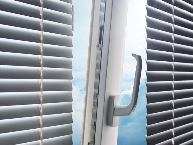 Store vénitien gris