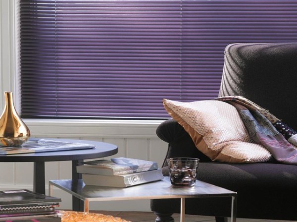 Store vénitien couleur mauve