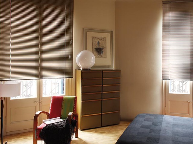 Store vénitien couleur marron