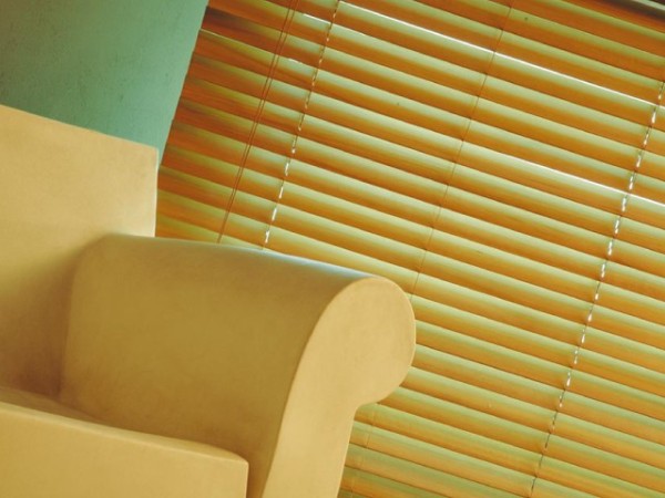 Store vénitien jaune