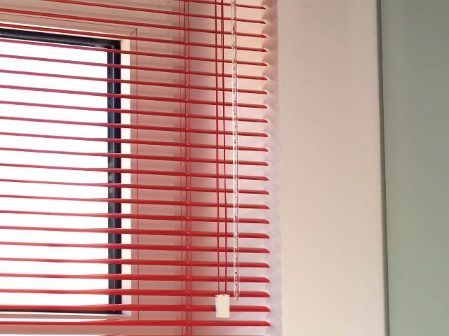 Store vénitien couleur rouge